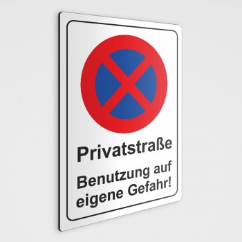 Verbotsschild - Privatstraße Benutzung auf eigene Gefahr!