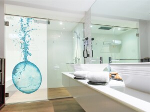 Folie für die Glasduschwand, Zuschnitt nach Maß